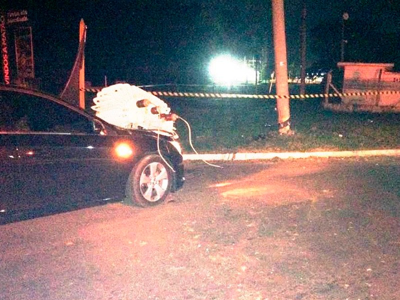 Foto 7 de 8 — Carro acerta poste e transformador despenca em cima do veículo; veja as fotos